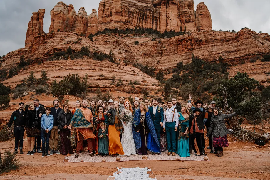 gorgeous shot of bridal and entire wedding party in sedona