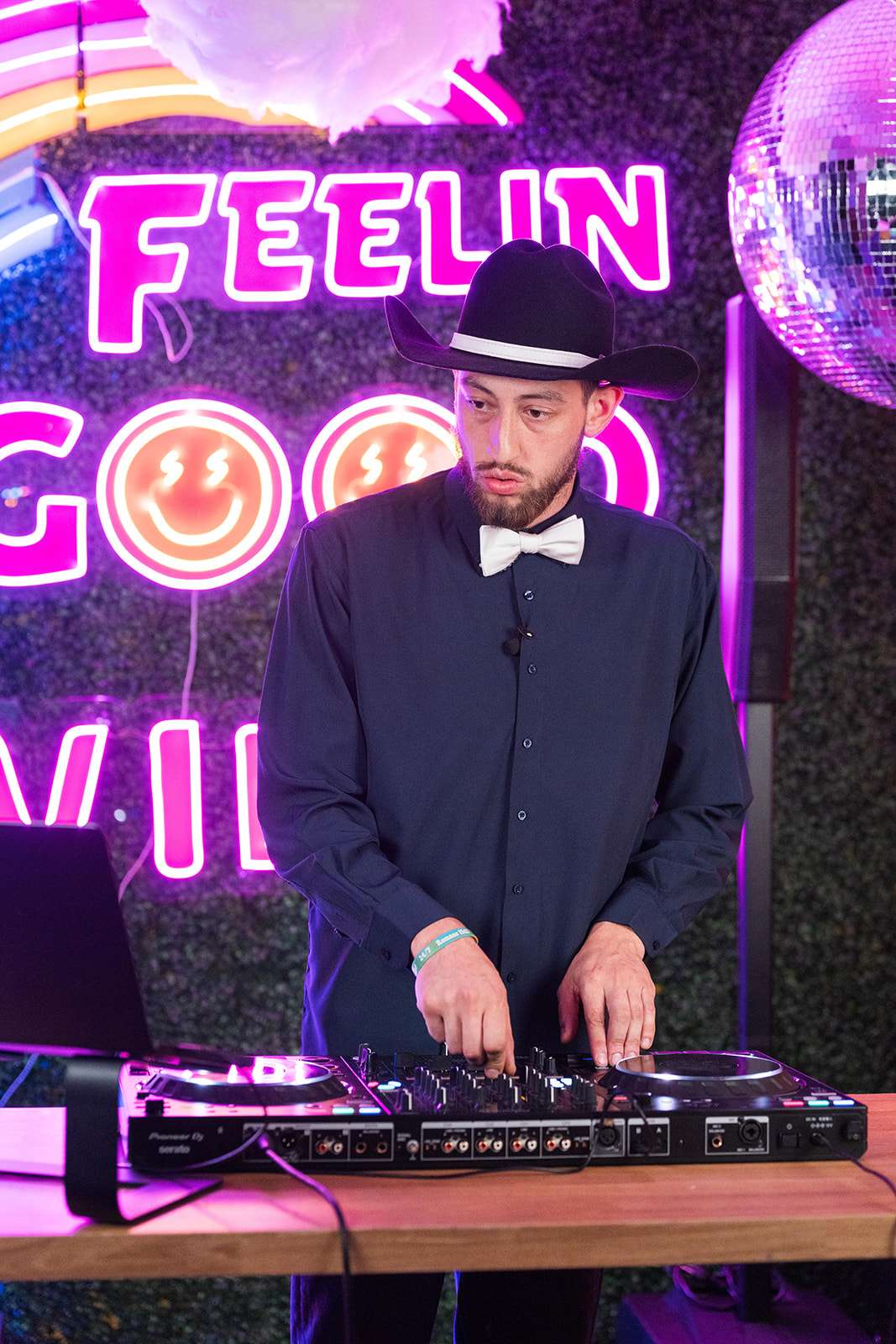 DJ Handro Solo performing